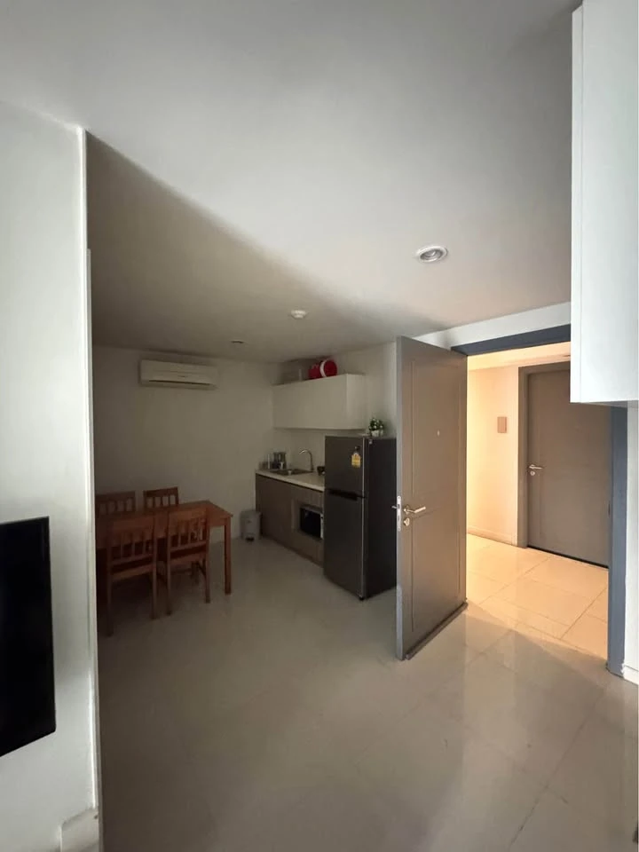 Urgent sale: Elements Srinakarin, spacious room, comes with usable space. You will regret not buying it.