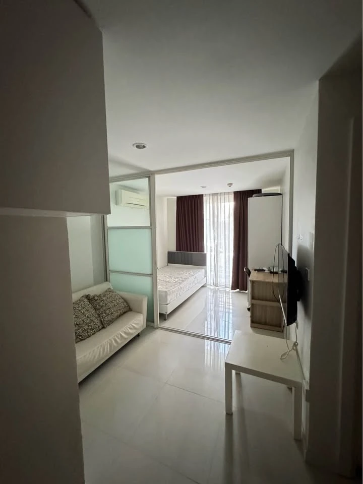 Urgent sale: Elements Srinakarin, spacious room, comes with usable space. You will regret not buying it.