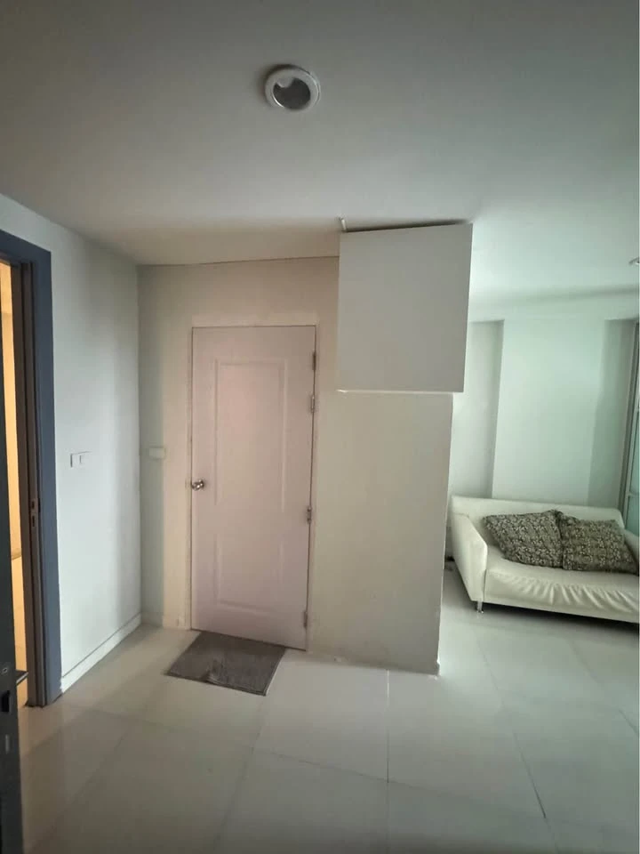 Urgent sale: Elements Srinakarin, spacious room, comes with usable space. You will regret not buying it.