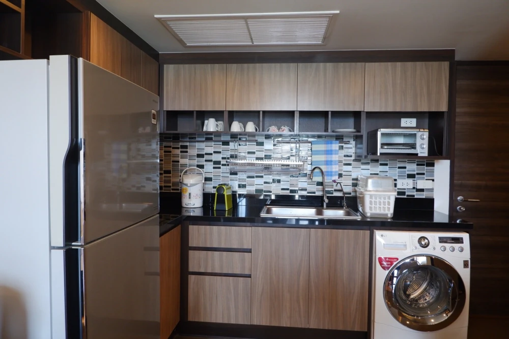 Urgent sale! FOCUS @ Ploenchit. Large, comfortable unit with ample living space. Own it today! Don't wait!