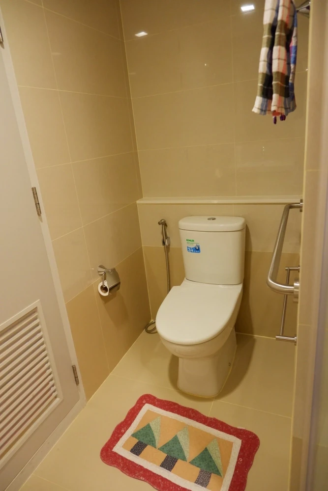 Urgent sale! FOCUS @ Ploenchit. Large, comfortable unit with ample living space. Own it today! Don't wait!