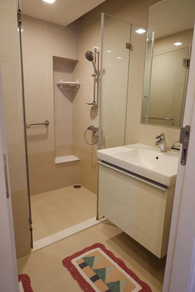 Urgent sale! FOCUS @ Ploenchit. Large, comfortable unit with ample living space. Own it today! Don't wait!