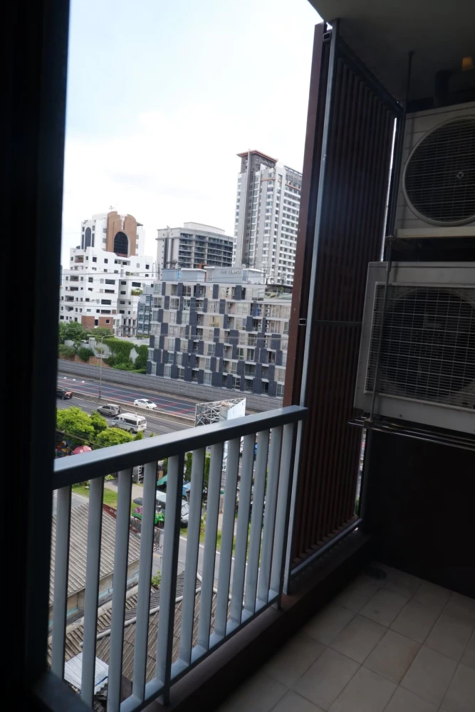 Urgent sale! FOCUS @ Ploenchit. Large, comfortable unit with ample living space. Own it today! Don't wait!