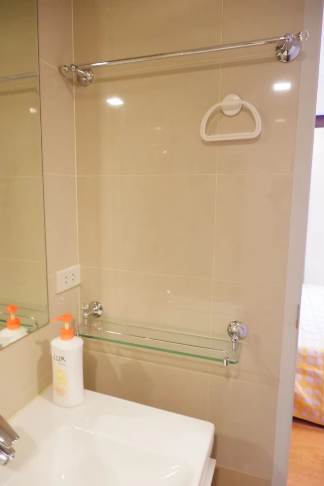 Urgent sale! FOCUS @ Ploenchit. Large, comfortable unit with ample living space. Own it today! Don't wait!