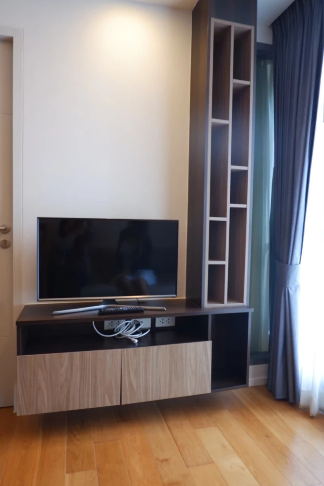 Urgent sale! FOCUS @ Ploenchit. Large, comfortable unit with ample living space. Own it today! Don't wait!
