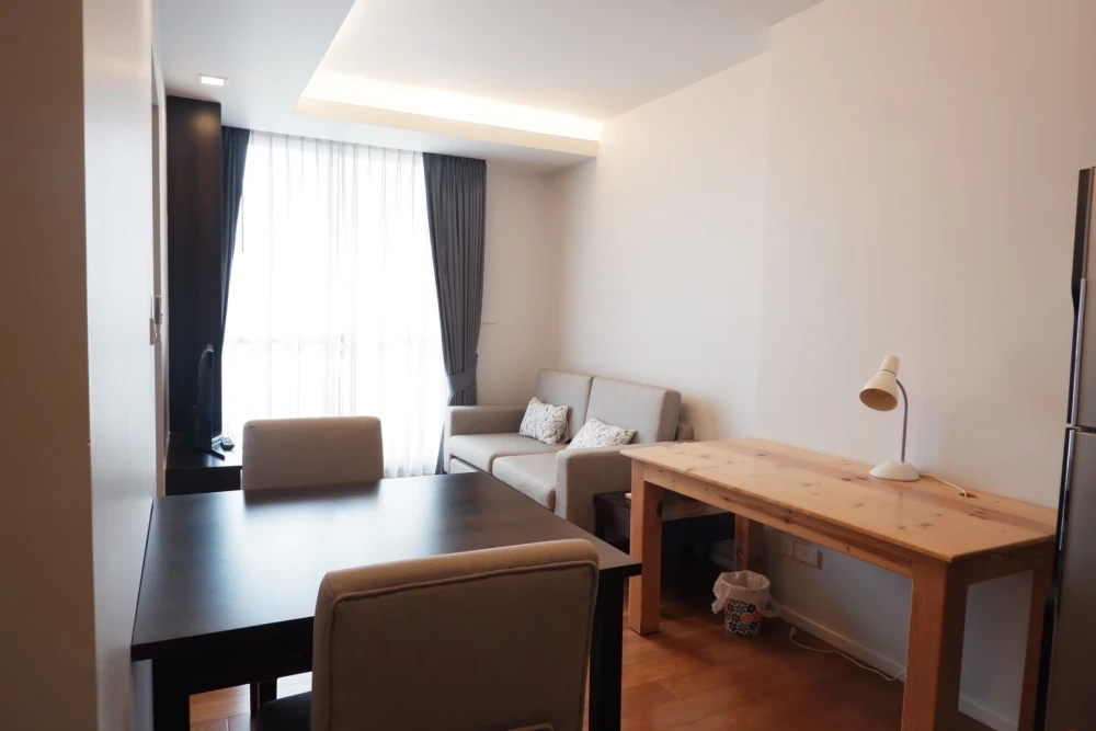 Urgent sale! FOCUS @ Ploenchit. Large, comfortable unit with ample living space. Own it today! Don't wait!
