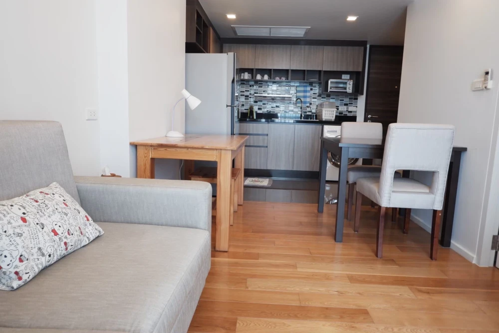 Urgent sale! FOCUS @ Ploenchit. Large, comfortable unit with ample living space. Own it today! Don't wait!