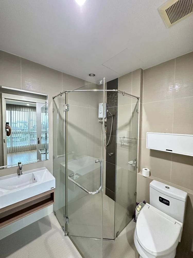 Urgent sale! Happy Condo Ladprao 101, spacious corner unit with excellent layout. Convenient and complete amenities. Buy now!