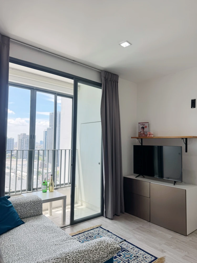 Urgent sale! IDEO MOBI SUKHUMWIT. Spacious room, plenty of usable space, reasonable price. Come and own it today. Don't delay!