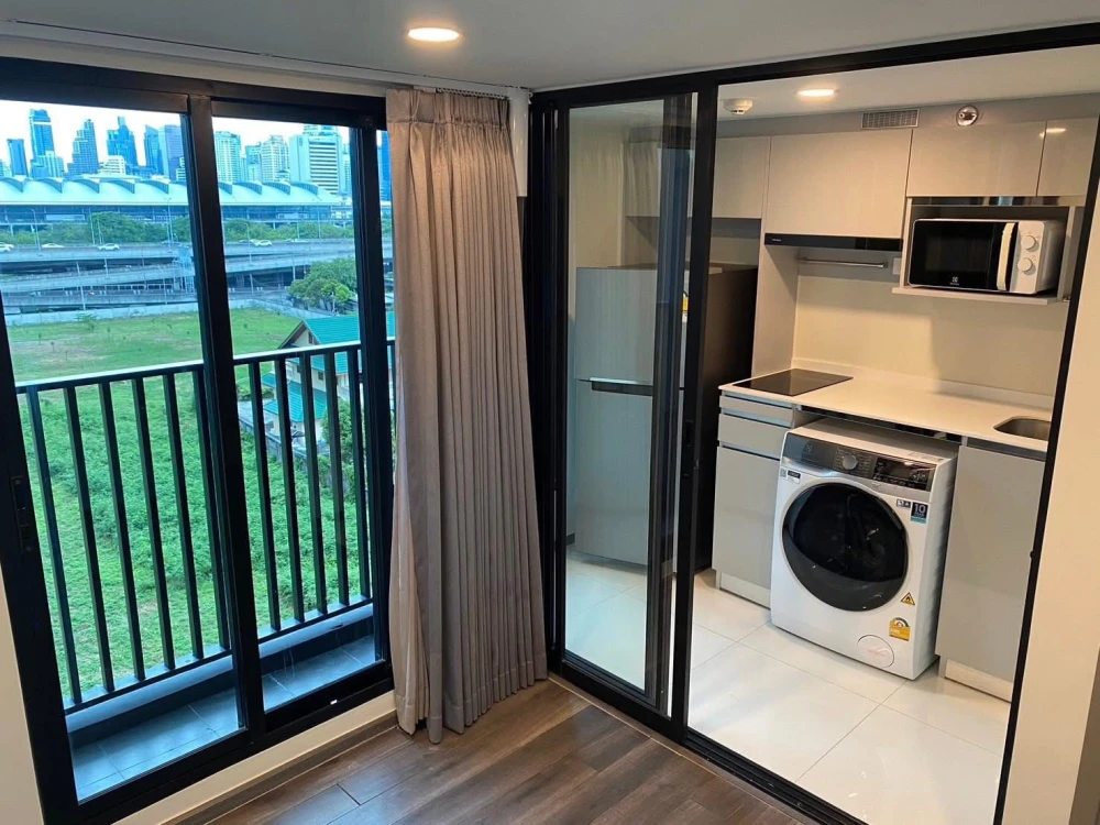 Urgent sale! KnightsBridge Space Rama 9. Spacious unit with ample living space. Own it today!