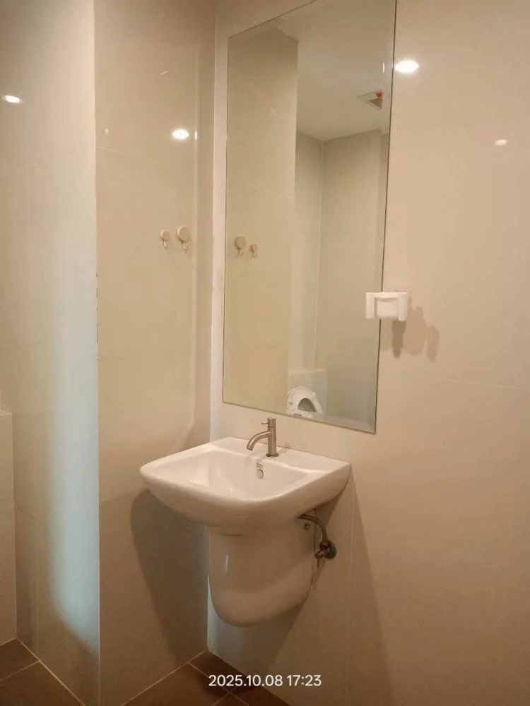 Urgent sale! Lesto Sukhumvit 113, 1 bedroom, 1 bathroom. Features built-in furniture with a well-defined layout separating the bedroom from the kitche