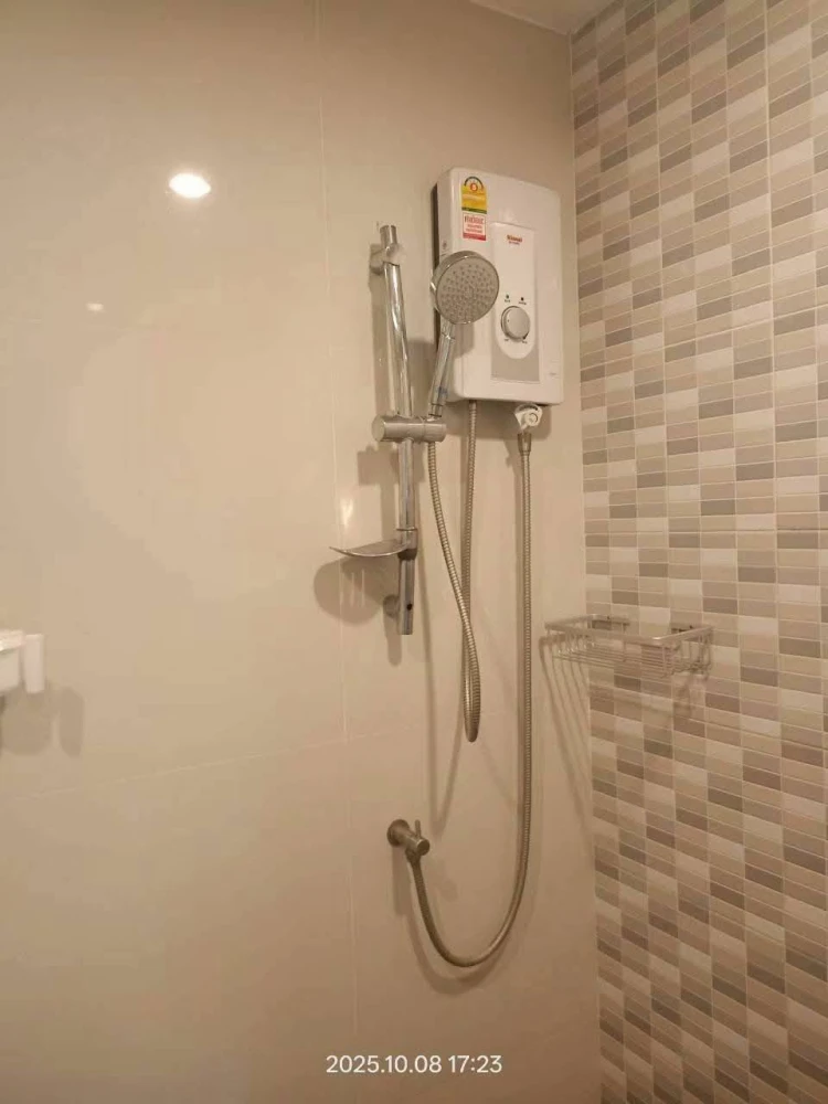 Urgent sale! Lesto Sukhumvit 113, 1 bedroom, 1 bathroom. Features built-in furniture with a well-defined layout separating the bedroom from the kitche