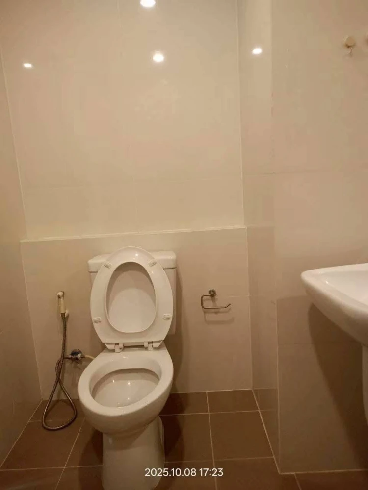 Urgent sale! Lesto Sukhumvit 113, 1 bedroom, 1 bathroom. Features built-in furniture with a well-defined layout separating the bedroom from the kitche