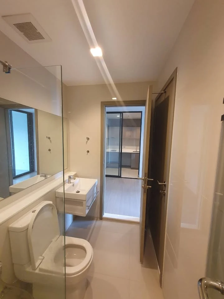 Quick sale, Life Asoke Rama 9, room 1 bed plus, 23rd floor, empty room, great view, not strong price, I can tell you shouldn't miss it.