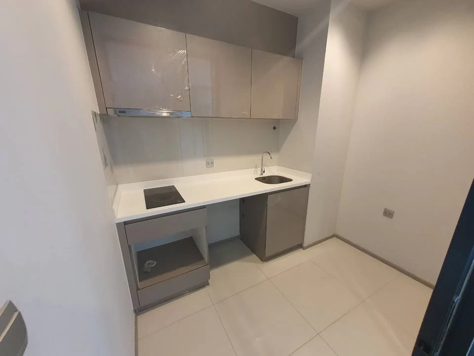 Quick sale, Life Asoke Rama 9, room 1 bed plus, 23rd floor, empty room, great view, not strong price, I can tell you shouldn't miss it.