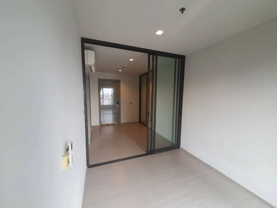 Quick sale, Life Asoke Rama 9, room 1 bed plus, 23rd floor, empty room, great view, not strong price, I can tell you shouldn't miss it.