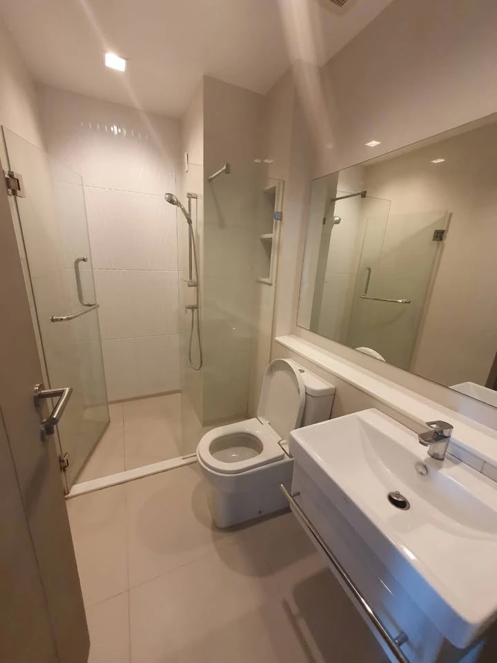 Quick sale, Life Asoke Rama 9, room 1 bed plus, 23rd floor, empty room, great view, not strong price, I can tell you shouldn't miss it.