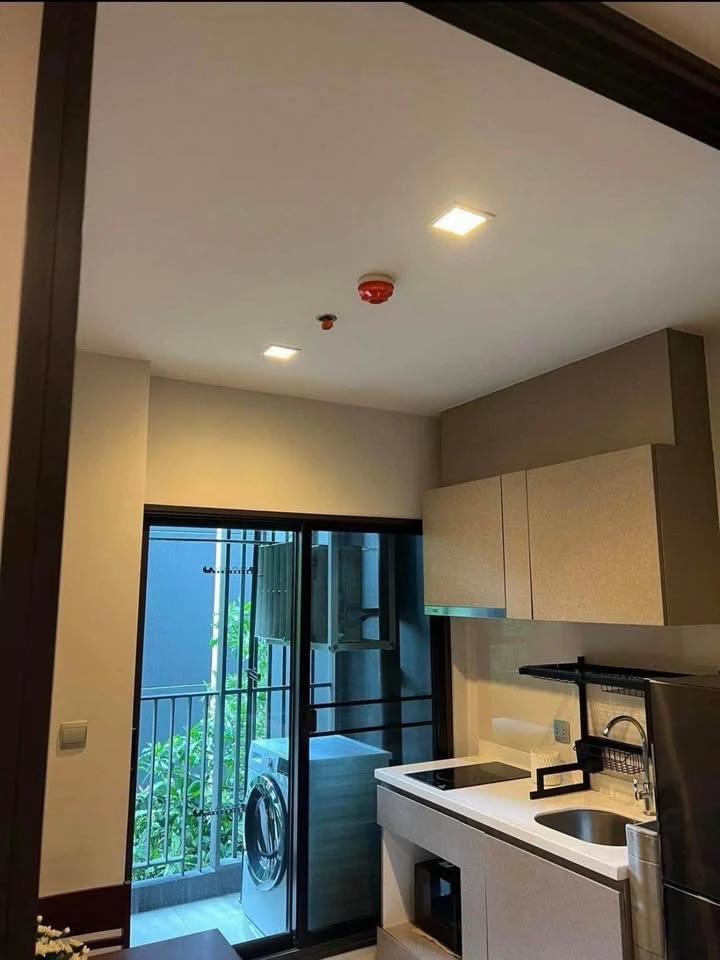 Urgent sale: Life Asoke Rama 9, ready to move in, complete facilities, great price, buy now.
