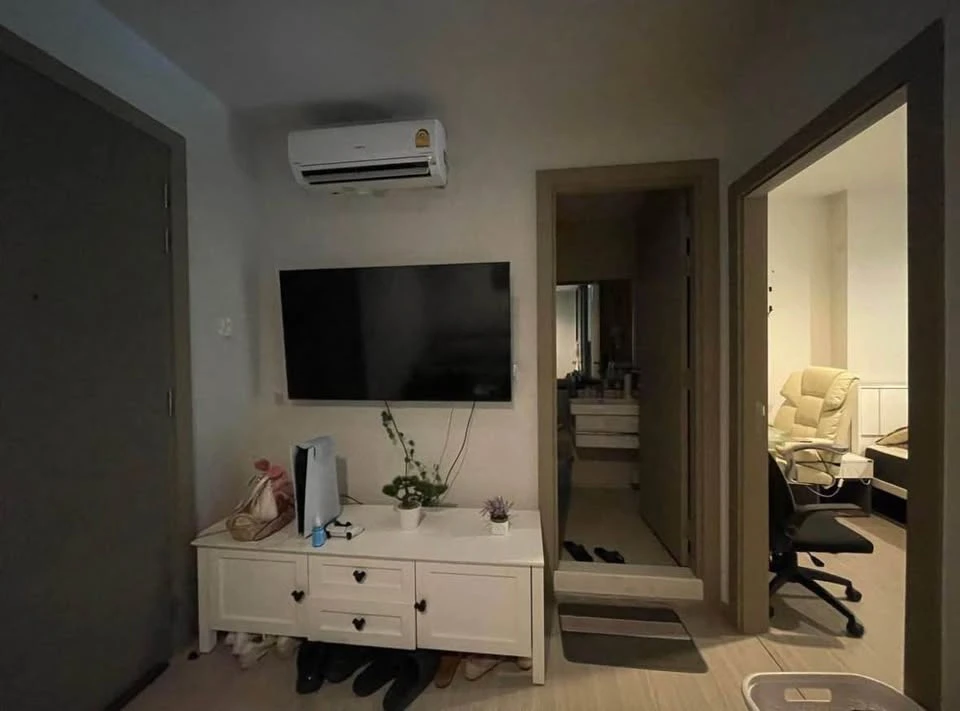 Urgent sale: Life Asoke Rama 9, ready to move in, complete facilities, great price, buy now.