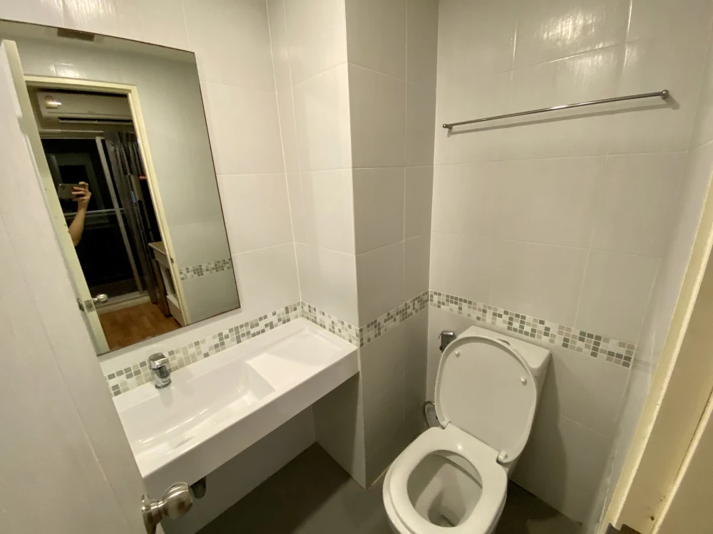 Urgent sale! Lumpini Place Rama 4-Ratchada, ready-to-move-in unit with complete amenities. Book yours today!