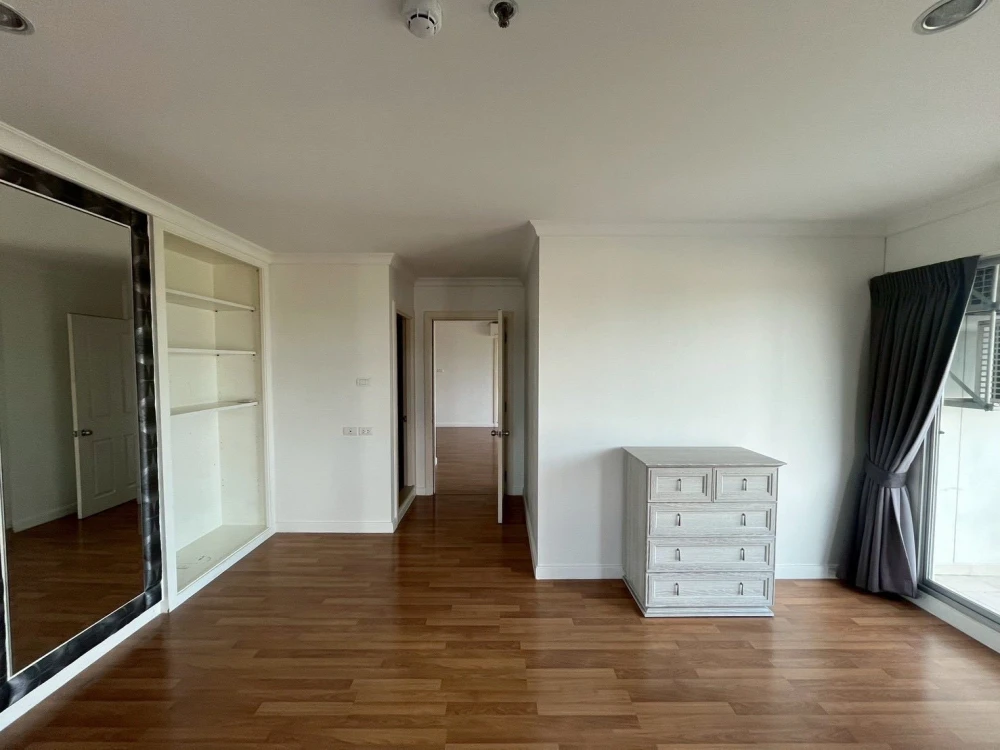 Urgent sale! Lumpini Place Rama 9–Ratchada. Large, comfortable unit with ample living space. Perfect for interior decorating enthusiasts. Don't miss o