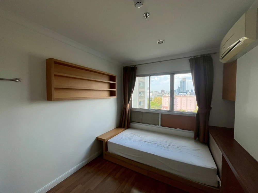 Urgent sale! Lumpini Place Rama 9–Ratchada. Large, comfortable unit with ample living space. Perfect for interior decorating enthusiasts. Don't miss o