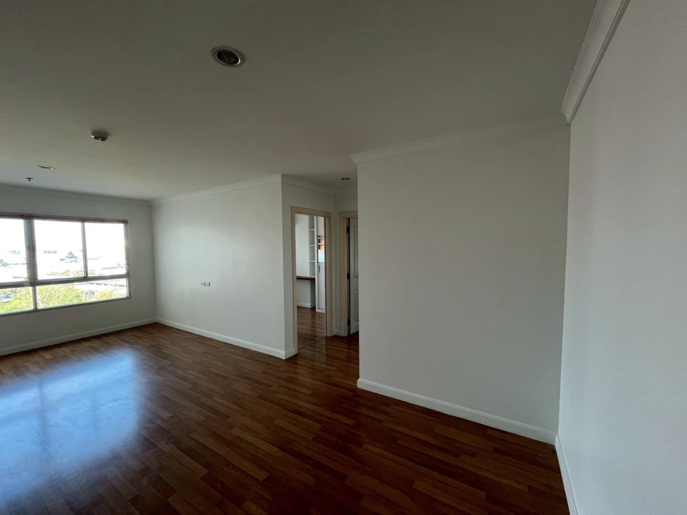 Urgent sale! Lumpini Place Rama 9–Ratchada. Large, comfortable unit with ample living space. Perfect for interior decorating enthusiasts. Don't miss o