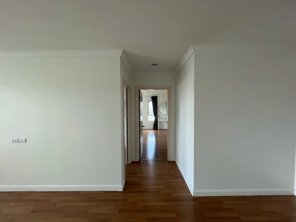 Urgent sale! Lumpini Place Rama 9–Ratchada. Large, comfortable unit with ample living space. Perfect for interior decorating enthusiasts. Don't miss o