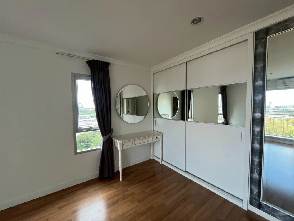 Urgent sale! Lumpini Place Rama 9–Ratchada. Large, comfortable unit with ample living space. Perfect for interior decorating enthusiasts. Don't miss o
