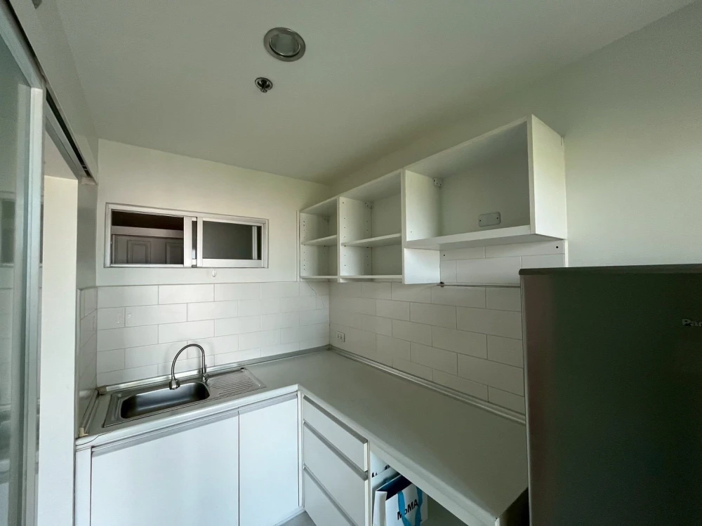 Urgent sale! Lumpini Place Rama 9–Ratchada. Large, comfortable unit with ample living space. Perfect for interior decorating enthusiasts. Don't miss o