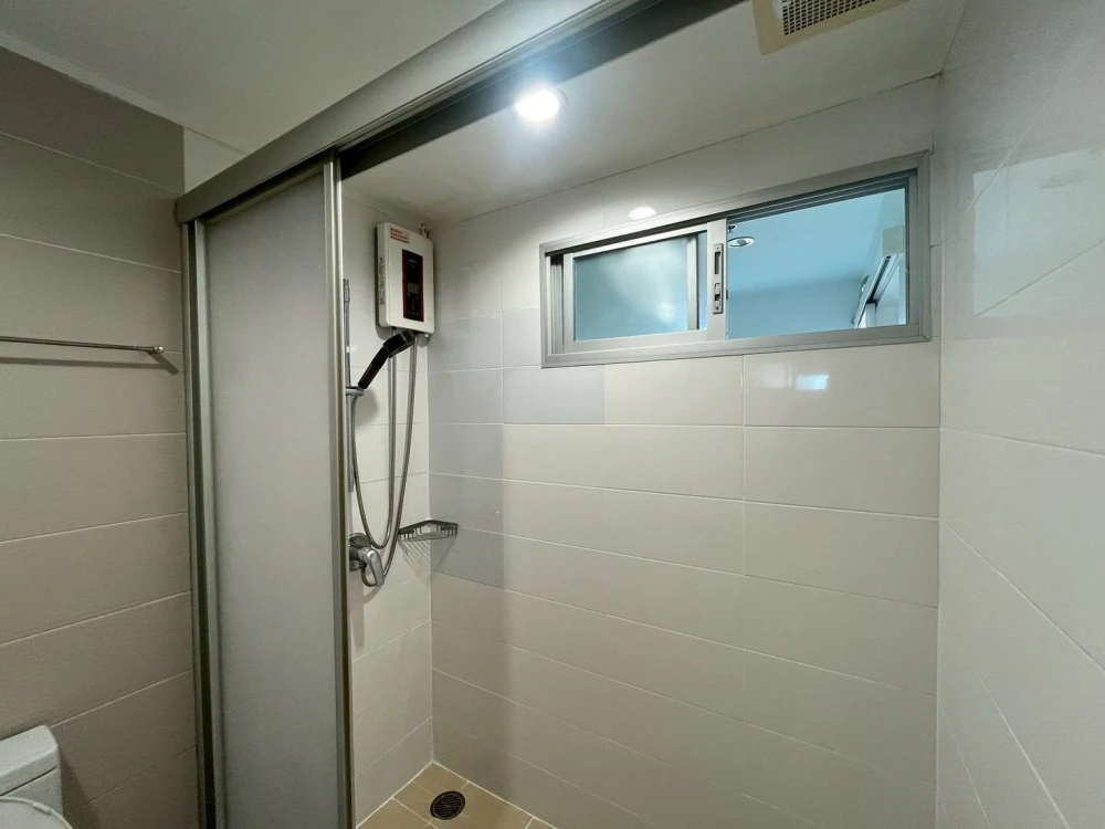 Urgent sale! Lumpini Place Rama 9–Ratchada. Large, comfortable unit with ample living space. Perfect for interior decorating enthusiasts. Don't miss o