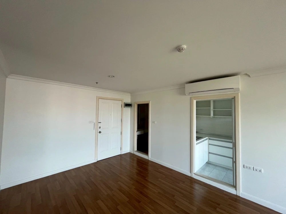 Urgent sale! Lumpini Place Rama 9–Ratchada. Large, comfortable unit with ample living space. Perfect for interior decorating enthusiasts. Don't miss o
