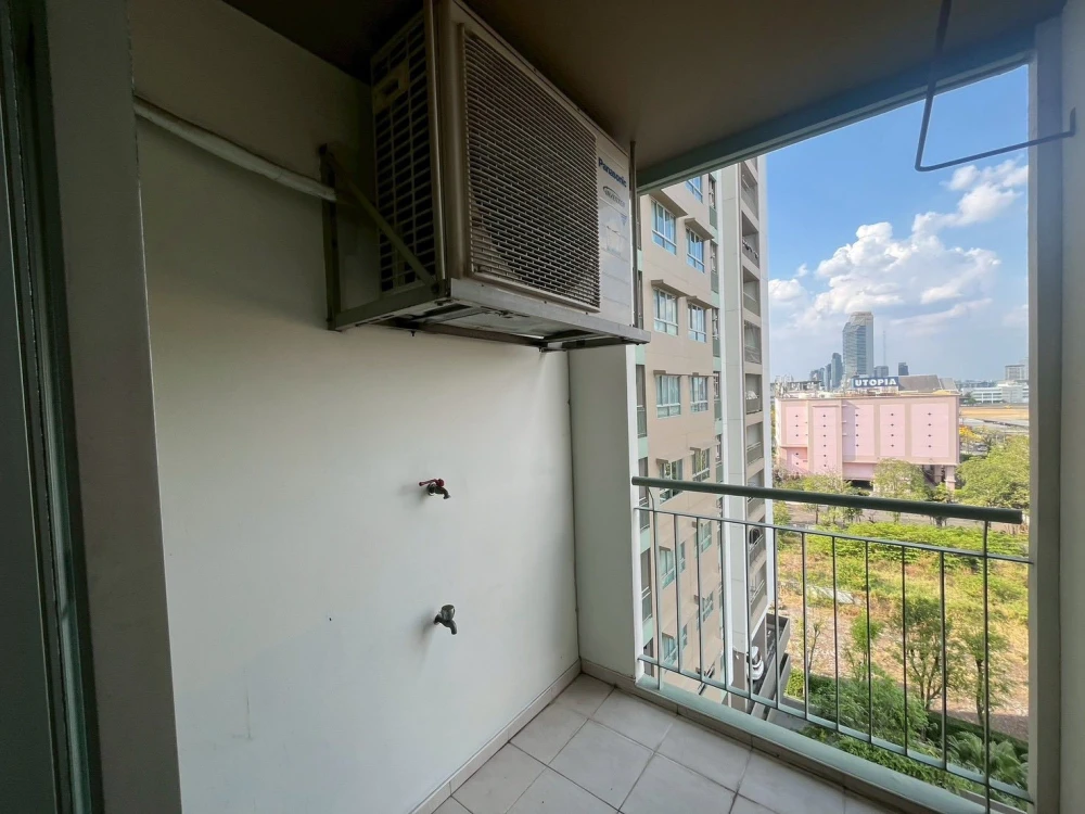 Urgent sale! Lumpini Place Rama 9–Ratchada. Large, comfortable unit with ample living space. Perfect for interior decorating enthusiasts. Don't miss o