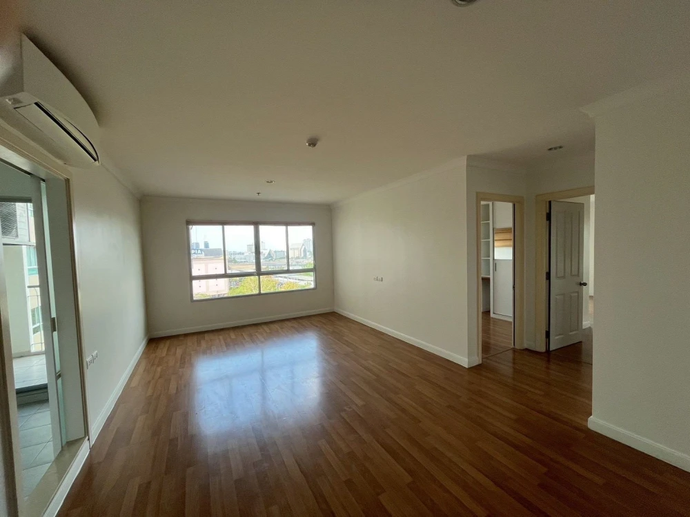 Urgent sale! Lumpini Place Rama 9–Ratchada. Large, comfortable unit with ample living space. Perfect for interior decorating enthusiasts. Don't miss o