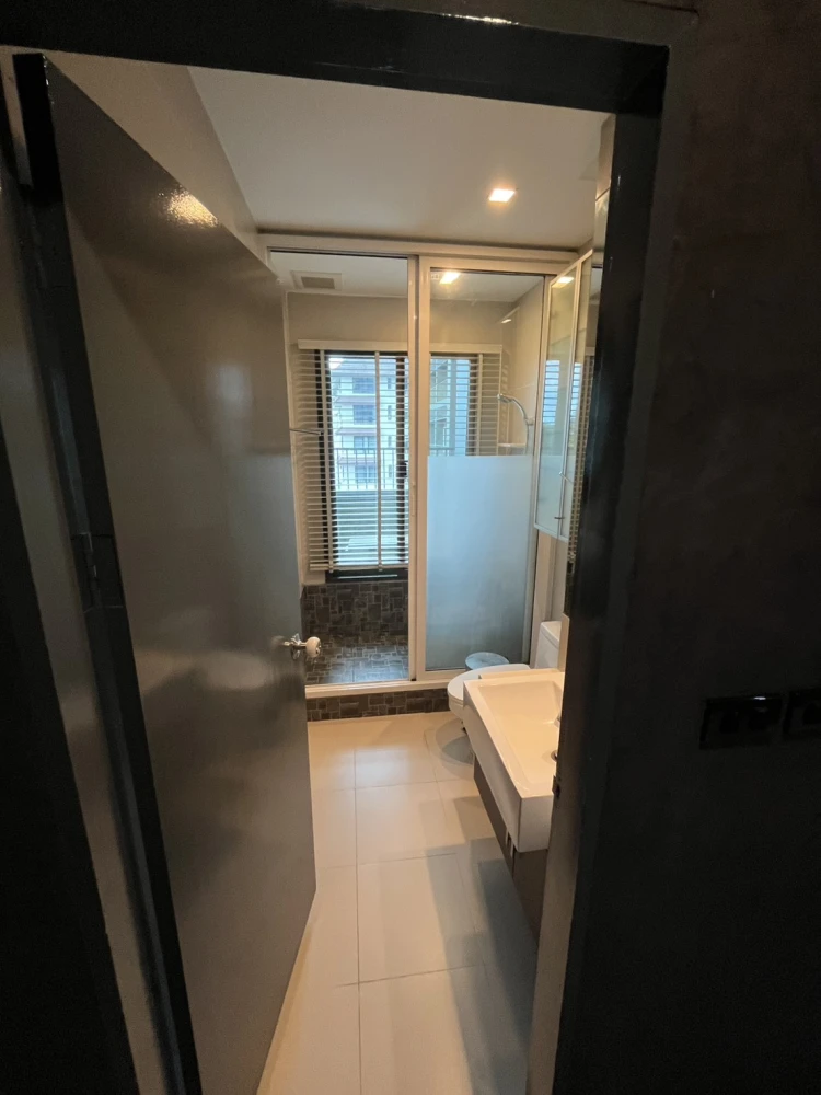 Urgent sale: Noble Solo Thonglor! Luxury condo in the heart of lifestyle, convenient transportation. Don't miss it!