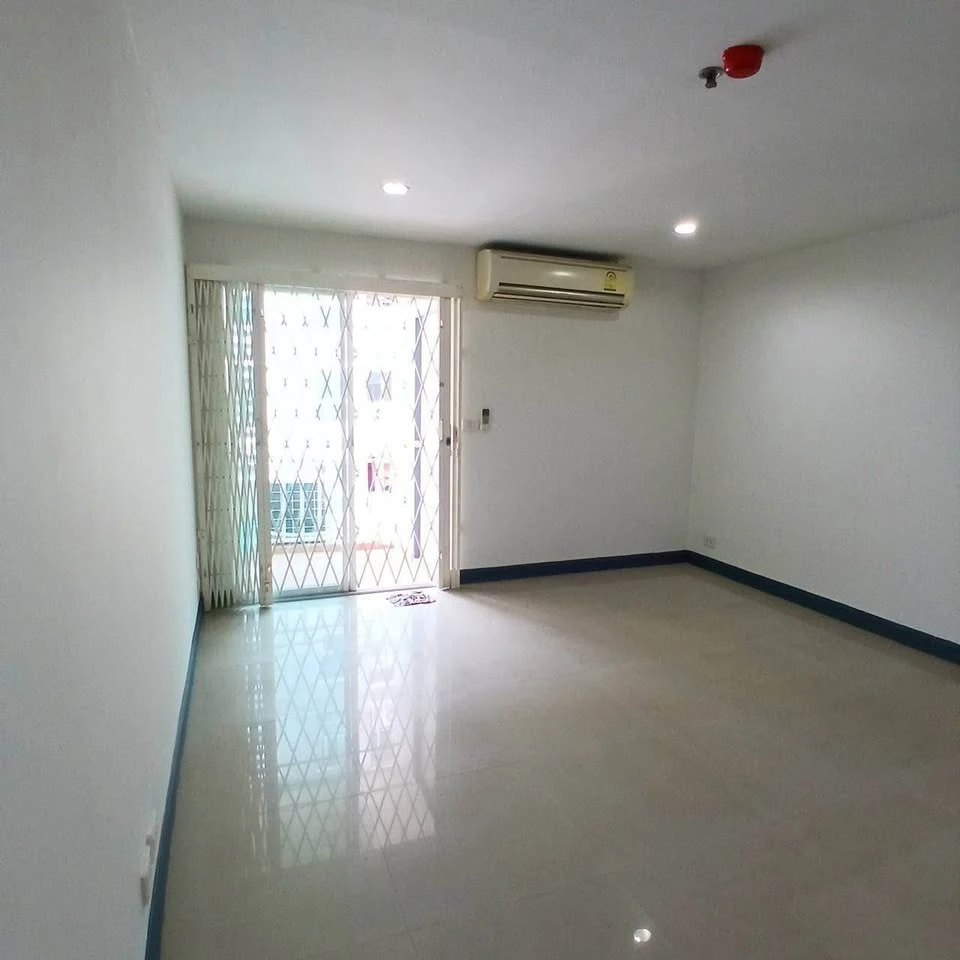 Urgent sale! Regent Home 7/1 Bangna, unfurnished unit, affordable price. Perfect for those who love decorating! Don't miss this opportunity!