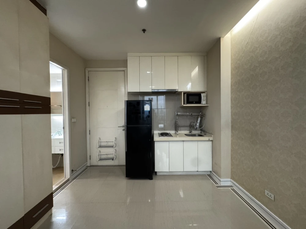 Urgent sale! TC Green Rama 9, fully furnished unit with high-quality built-in furniture. Book today! Don't miss out!
