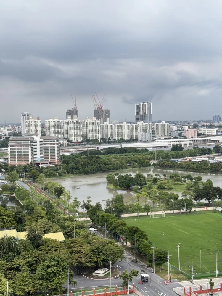 Urgent sale! TC Green Rama 9, fully furnished unit with high-quality built-in furniture. Book today! Don't miss out!