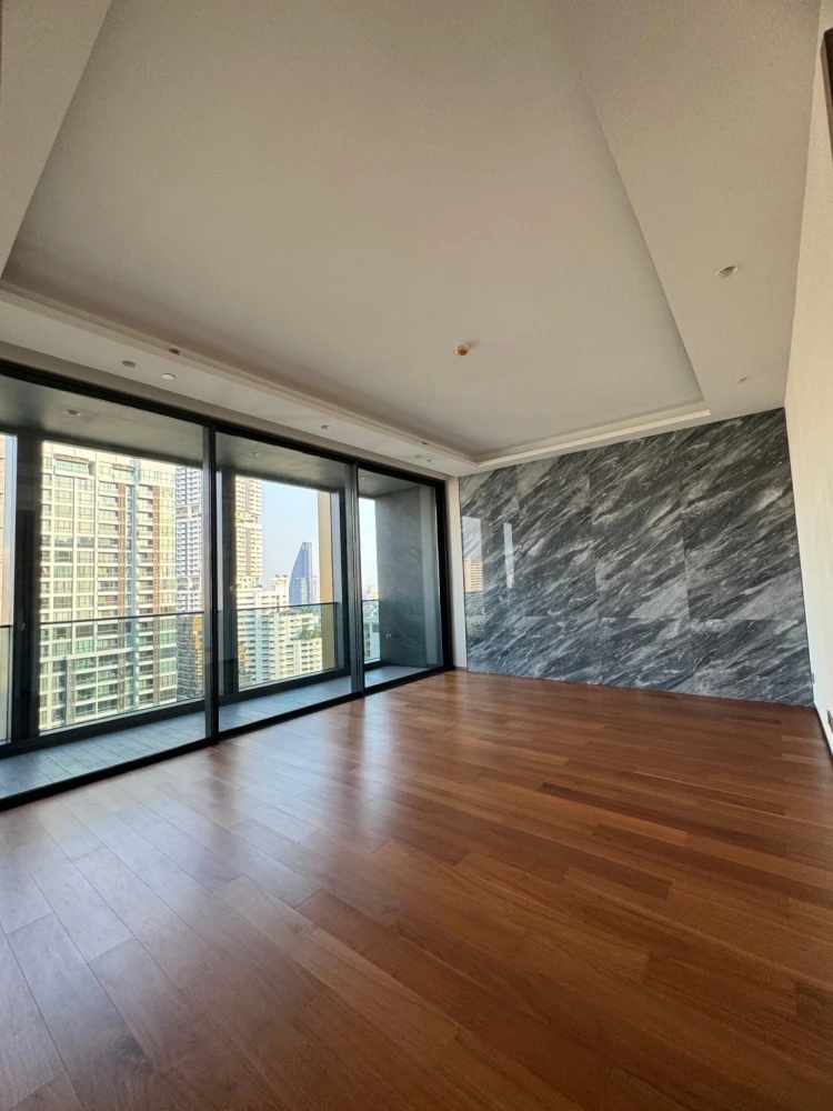 Urgent sale: The Estelle Phrom Phong, empty room, lots of usable space, comes with a private passenger elevator. Buy now.