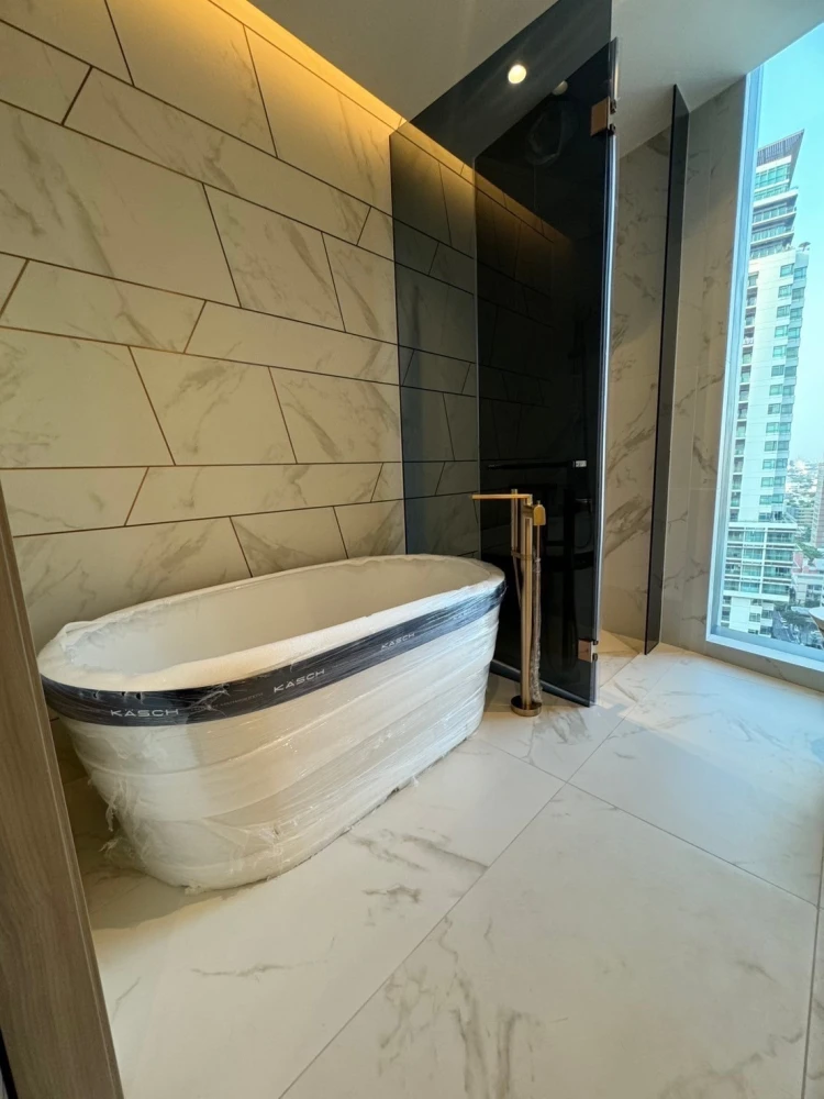 Urgent sale: The Estelle Phrom Phong, empty room, lots of usable space, comes with a private passenger elevator. Buy now.