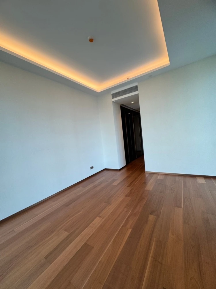 Urgent sale: The Estelle Phrom Phong, empty room, lots of usable space, comes with a private passenger elevator. Buy now.