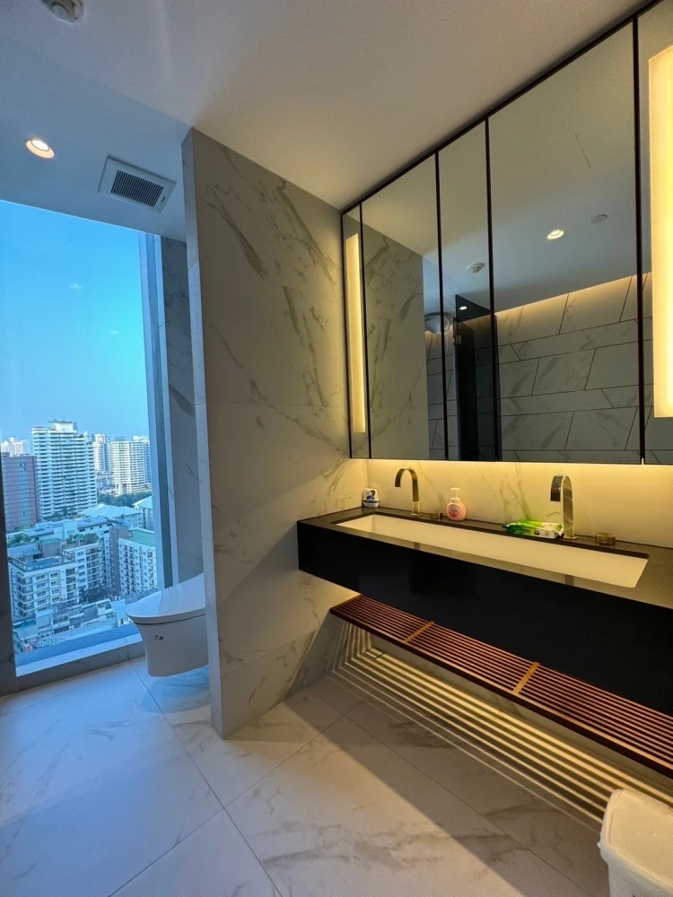 Urgent sale: The Estelle Phrom Phong, empty room, lots of usable space, comes with a private passenger elevator. Buy now.