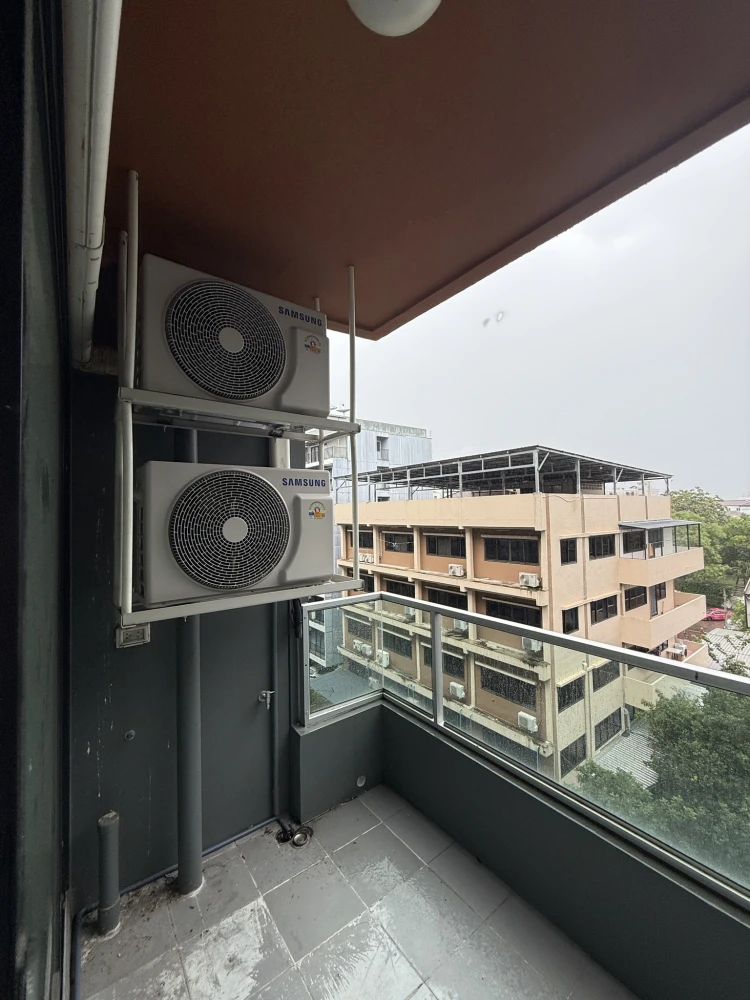Urgent sale: The Excel Ratchada 18, large room, comfortable living, comes with usable space. Buy now, don't miss out!