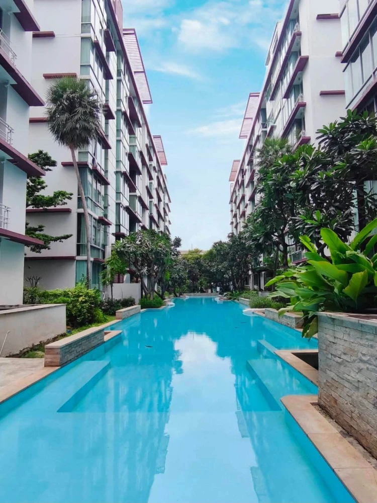 Urgent Sale: The IRIS Rama 9-Srinakarin. Spacious, comfortable unit with ample living area—secure your ownership today!