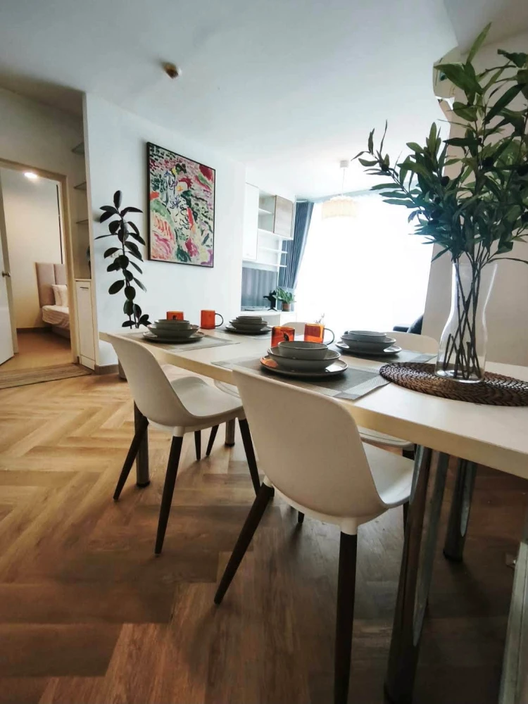 Urgent Sale: The IRIS Rama 9-Srinakarin. Spacious, comfortable unit with ample living area—secure your ownership today!