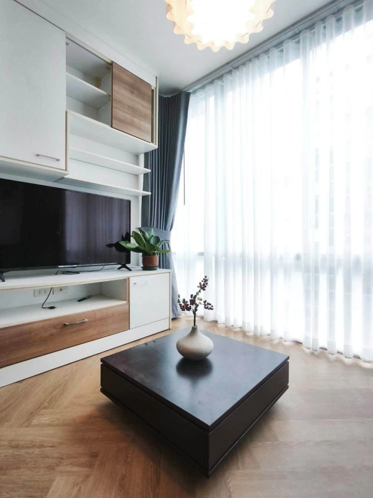 Urgent Sale: The IRIS Rama 9-Srinakarin. Spacious, comfortable unit with ample living area—secure your ownership today!