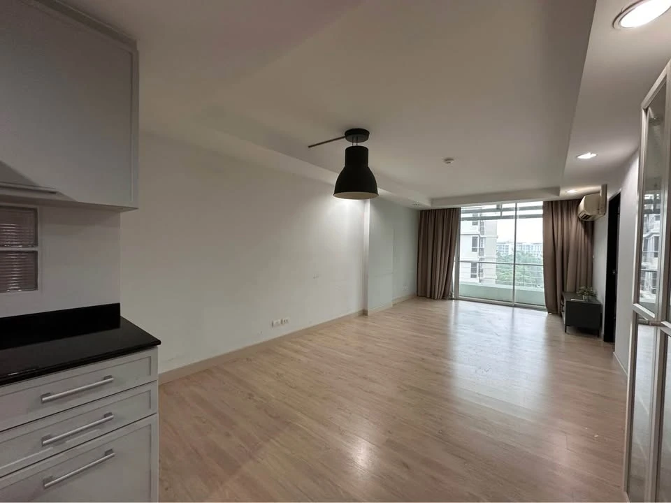 Urgent sale! The Kris 2 Ratchadaphisek 17, large room, comfortable living, comes with lots of usable space. Come and reserve it now!