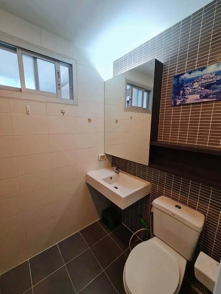 Urgent sale: The Leaf Pattanakarn, separate rooms with good wallpaper. Come and reserve today.
