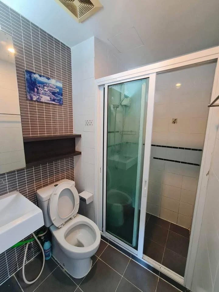 Urgent sale: The Leaf Pattanakarn, separate rooms with good wallpaper. Come and reserve today.