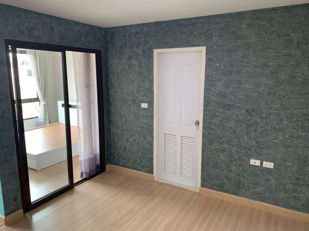 Urgent sale! The Niche Mono Bangna. Large, comfortable rooms with ample living space. Own yours today! Don't miss out!
